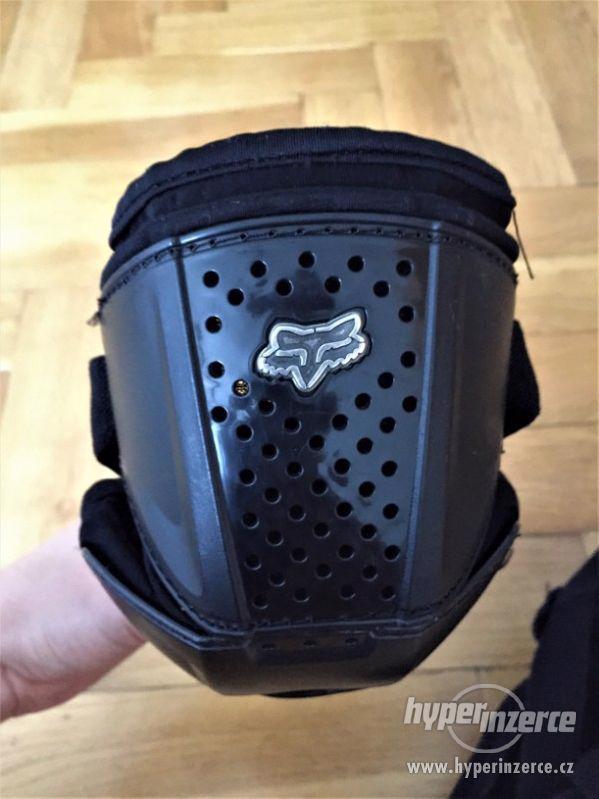 Chranič loktů FOX - foto 3